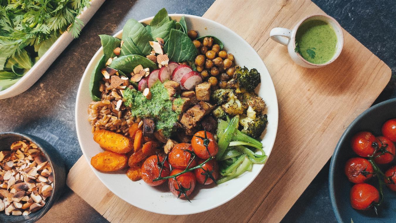 Salat-Bowl mit Dinkel und Tofu und Möhrengrün-Dressing - Bild