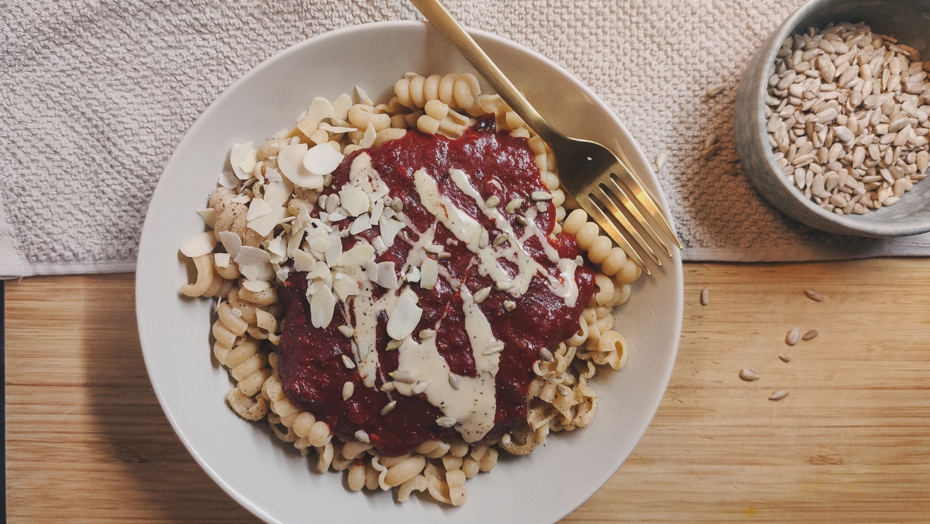 Rote-Bete-Kurkuma Nudeln mit Mandeln - Bild