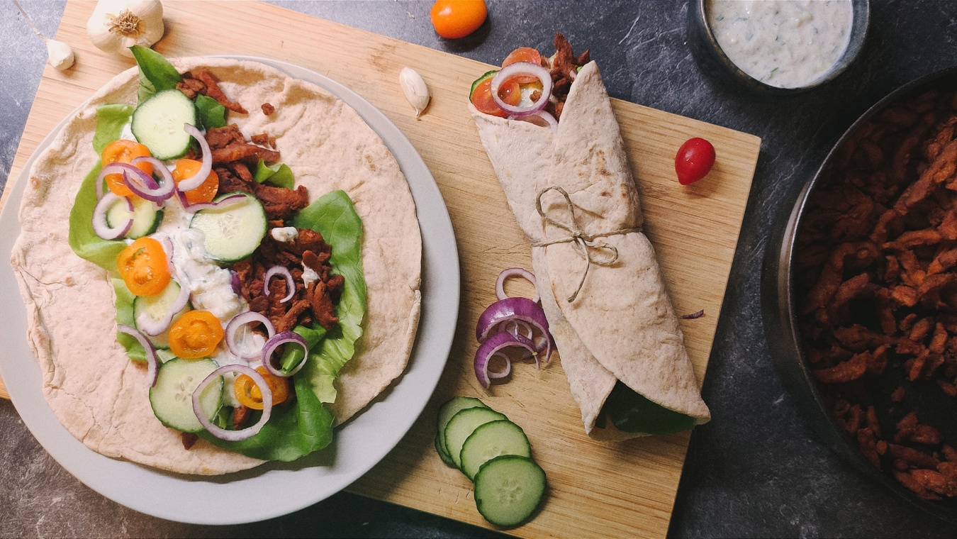 Gyros mit Soja, Tzatziki und Vollkorn-Pfannenbrot - Bild