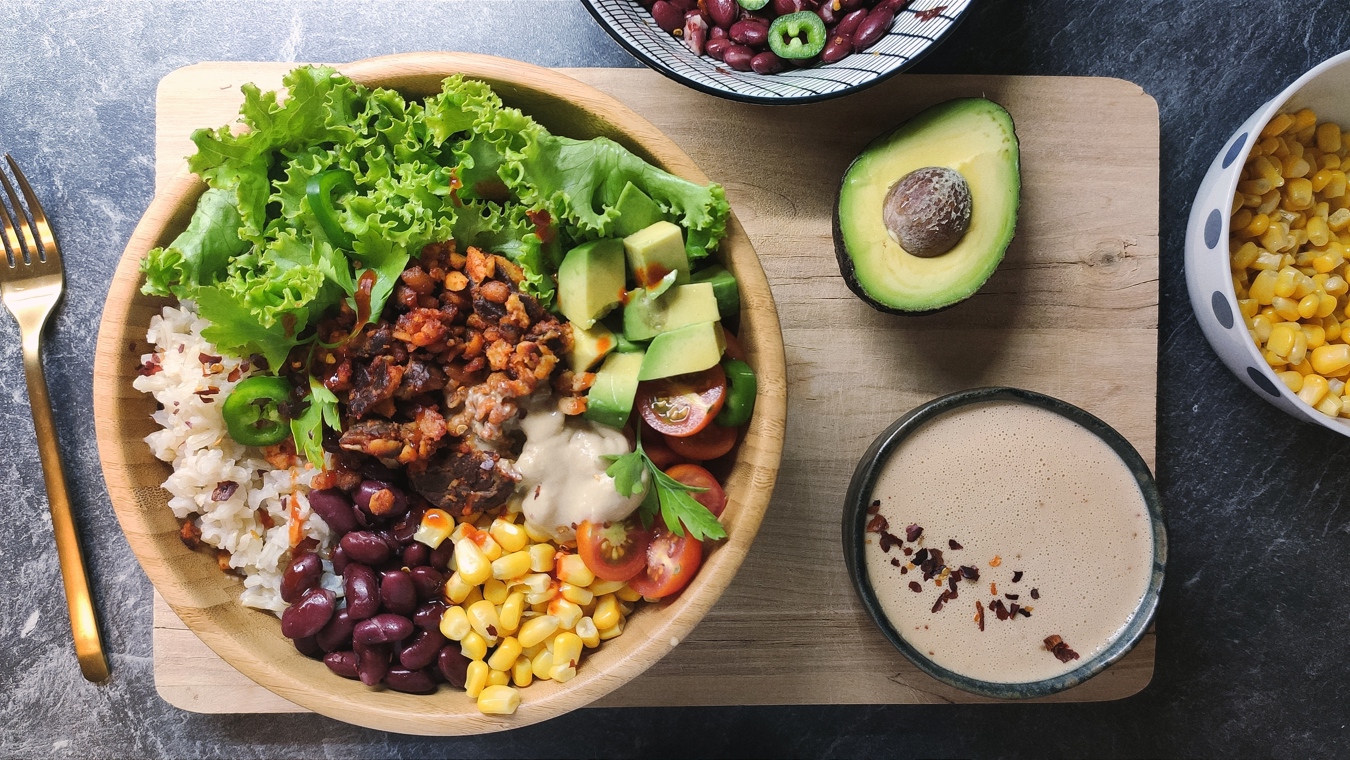 Burrito Bowl mit Erdnuss-Dressing - Bild